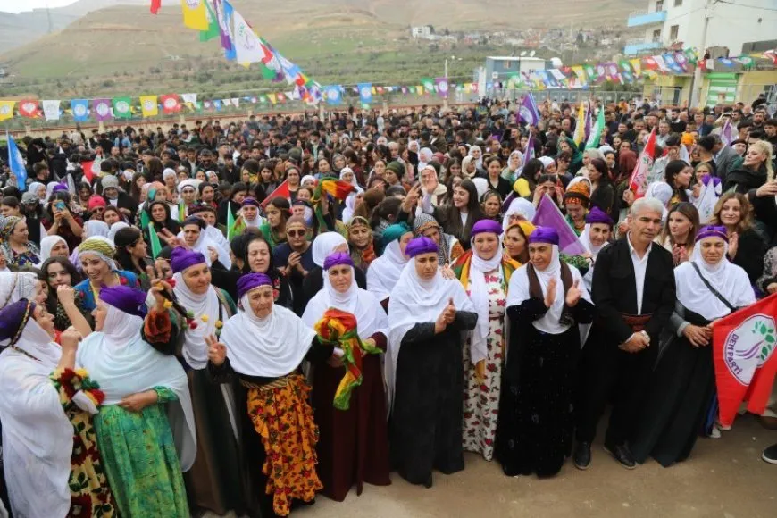 Di pîrozbahiyên Newroza Bakur de berxwedana Rojava hat silavkirin