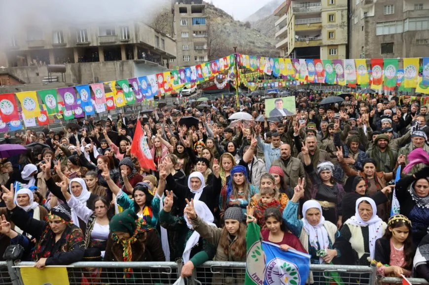Di pîrozbahiyên Newroza Bakur de berxwedana Rojava hat silavkirin