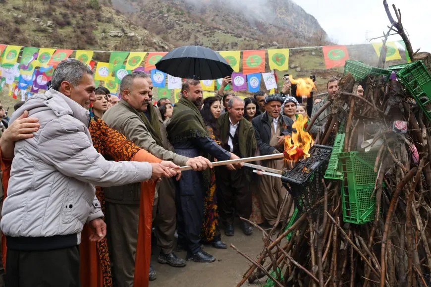 Di pîrozbahiyên Newroza Bakur de berxwedana Rojava hat silavkirin