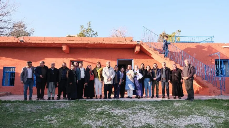 Şandeya jinan a ji Hindistanê serdana mala Rêber Apo ya li Amarayê kir