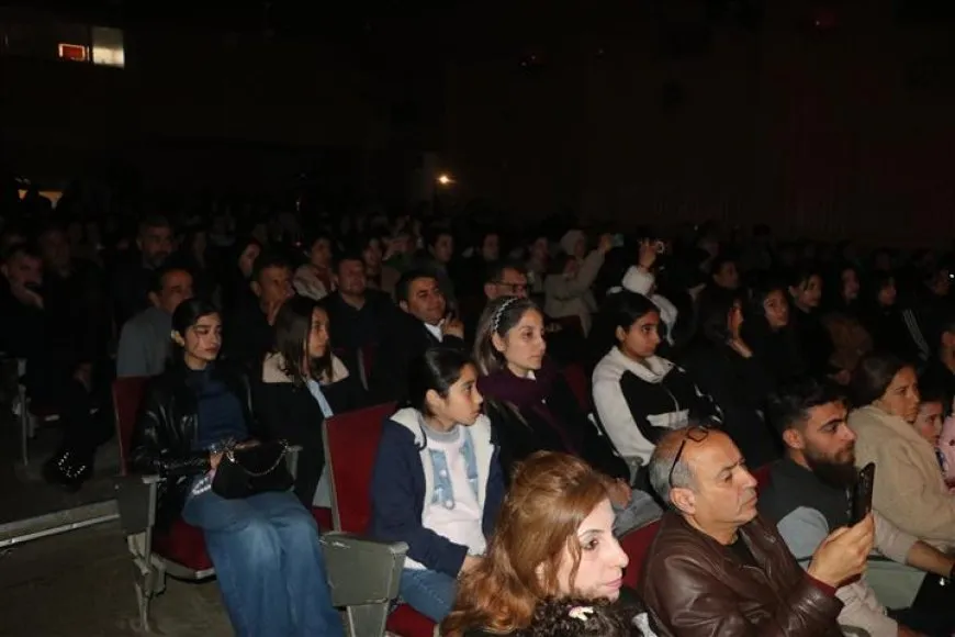 Li Hesekê bi boneya Roja Şanoyê ya Cîhanî şano hatin pêşandan