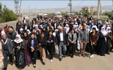 Bi girseyî sersaxî dan mabata şehîd Seîd Tolhidan