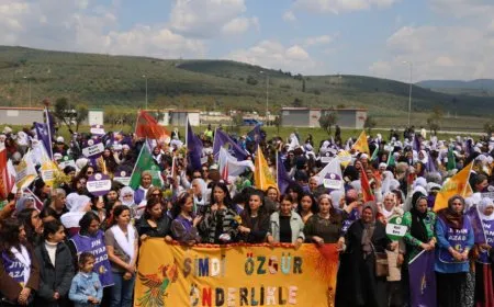 Li Gemlîkê jinan banga azadiya fizîkî ya Rêber Apo kir
