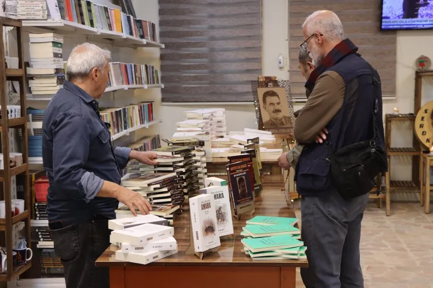Pêşangeha Pirtûkên Rêber Abdullah Ocalan bi şevbêrka helbestan bi dawî bûn