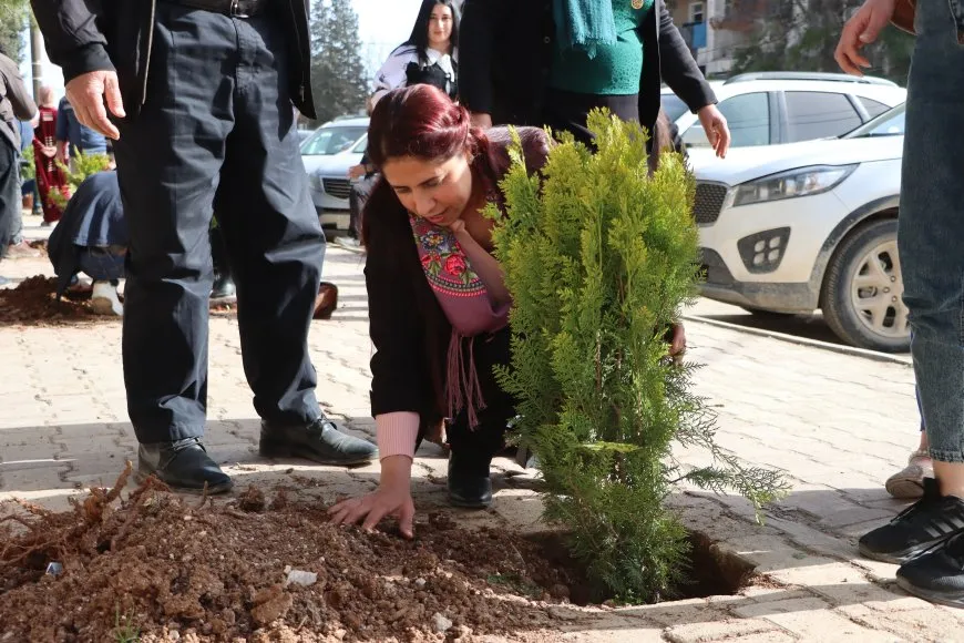 Pêşangeha Pirtûkên Rêber Abdullah Ocalan bi şevbêrka helbestan bi dawî bûn