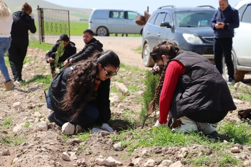 Şaredariya Kobanê bi boneya 4'ê Nîsanê  dar çandin