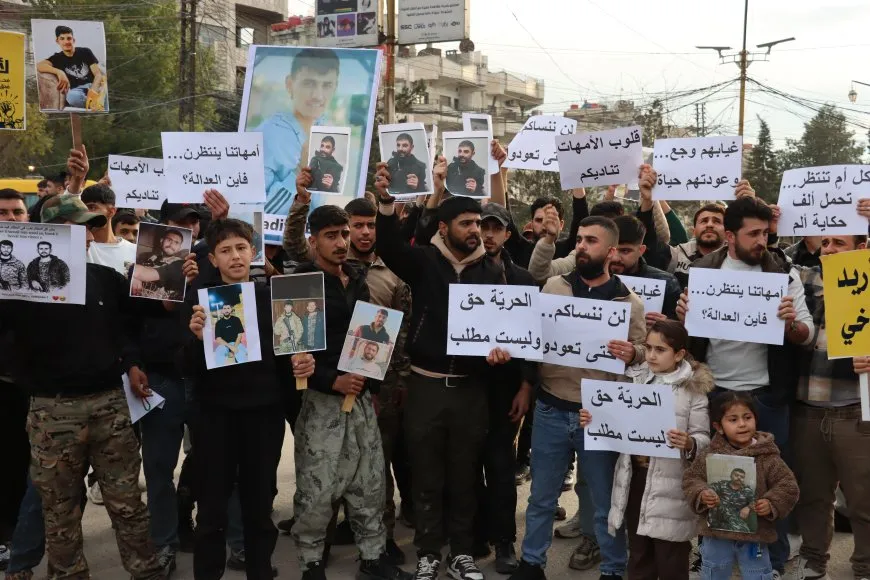 Li Qamişloyê li ber avahiya NYˊyê çalakiya malbatên dîlgirtiyan