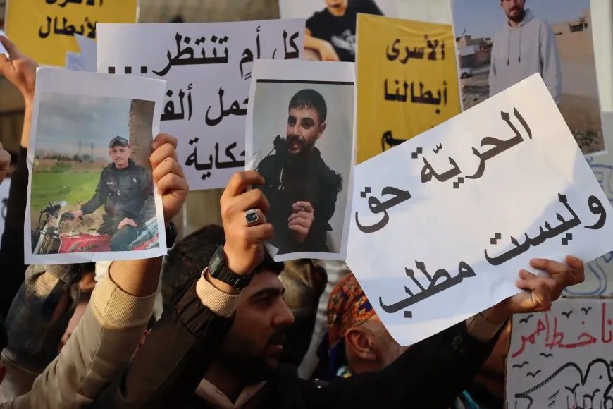 Li Qamişloyê li ber avahiya NYˊyê çalakiya malbatên dîlgirtiyan