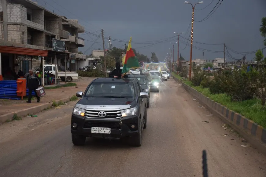 Li Çilaxa û Dêrikê li dijî destdirêjiya li ala Kurdî meş