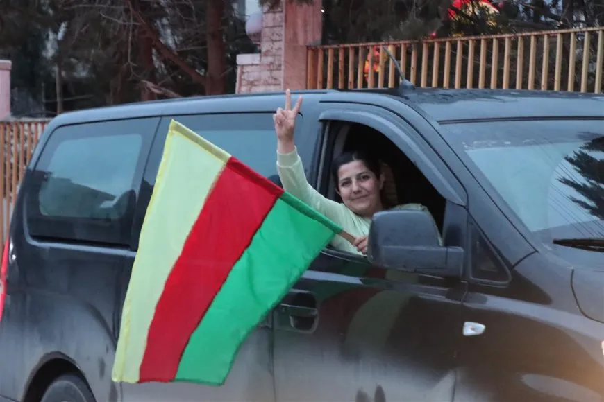 Li Çilaxa û Dêrikê li dijî destdirêjiya li ala Kurdî meş