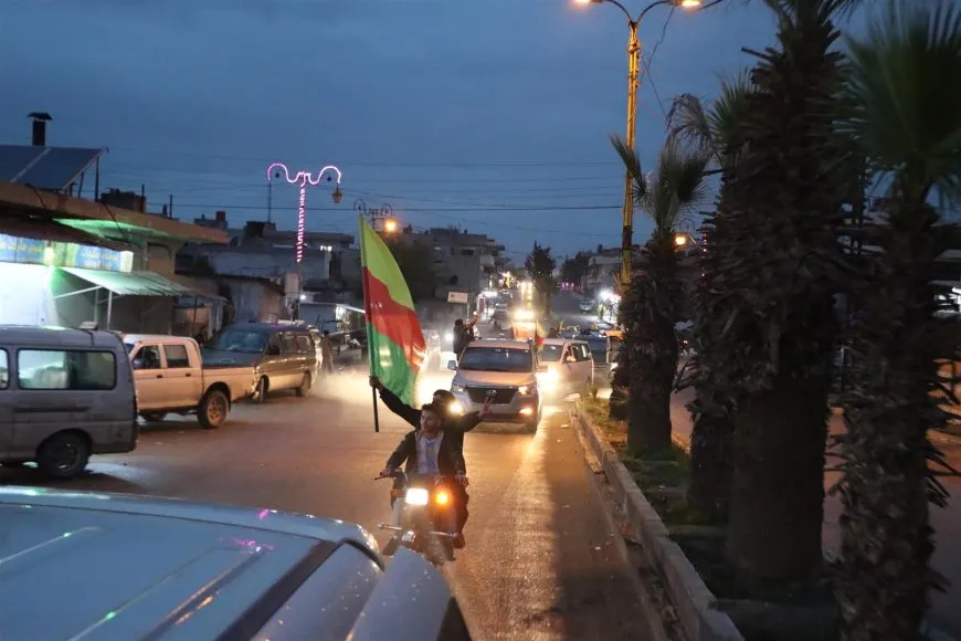 Li Çilaxa û Dêrikê li dijî destdirêjiya li ala Kurdî meş