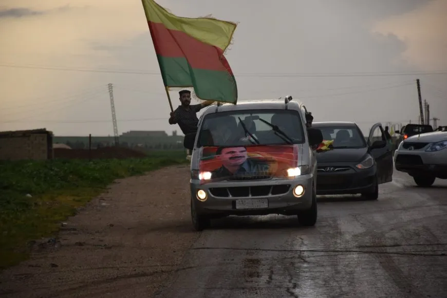 Li Çilaxa û Dêrikê li dijî destdirêjiya li ala Kurdî meş