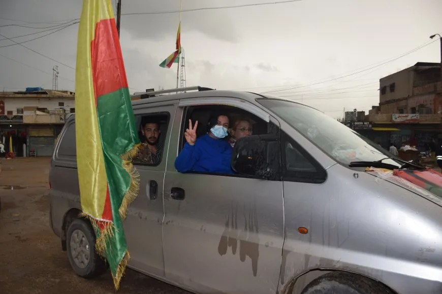 Li Çilaxa û Dêrikê li dijî destdirêjiya li ala Kurdî meş