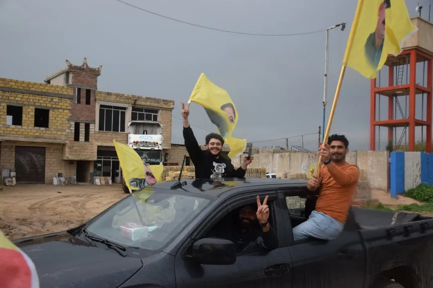 Li Çilaxa û Dêrikê li dijî destdirêjiya li ala Kurdî meş
