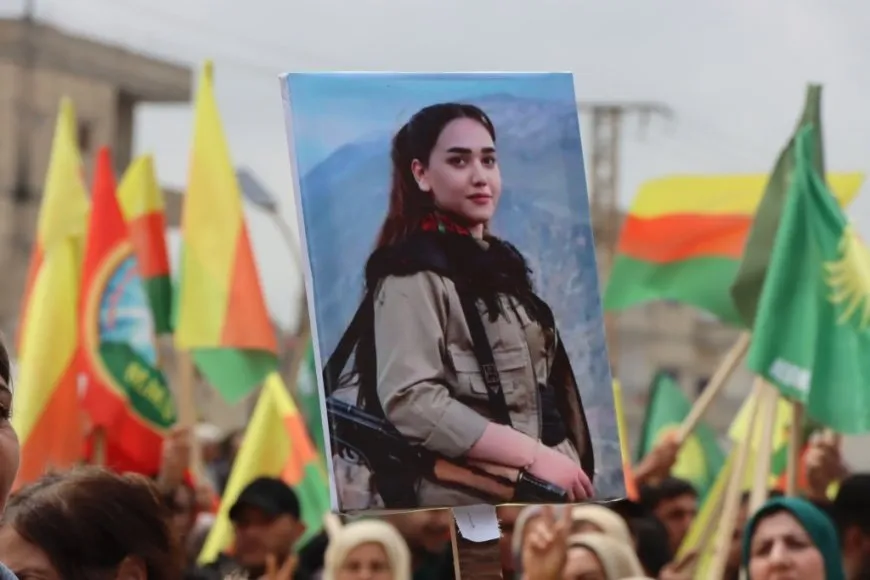 Li Kobanê meşa li dijî êrişan