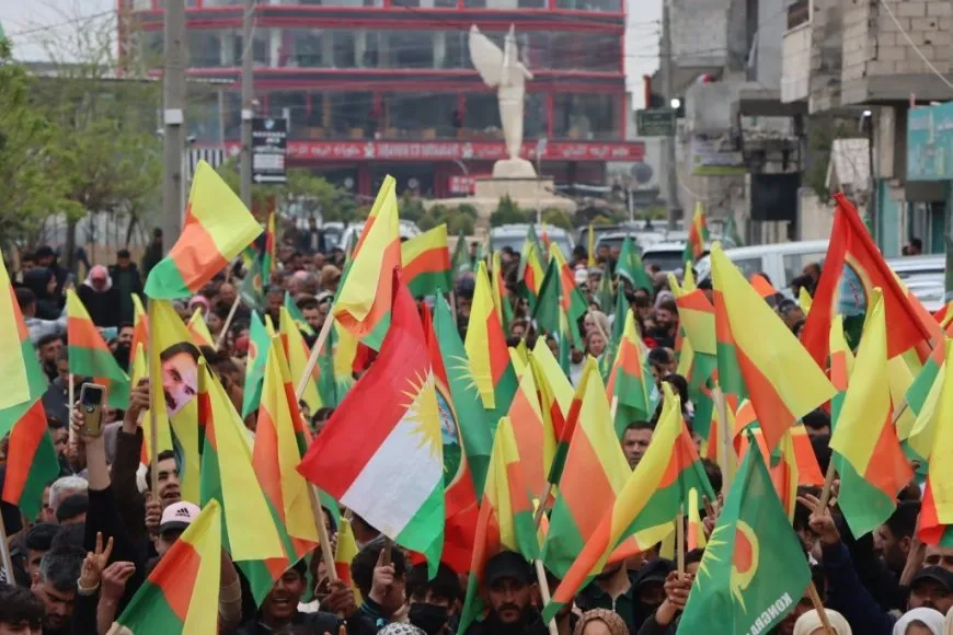 Li Kobanê meşa li dijî êrişan