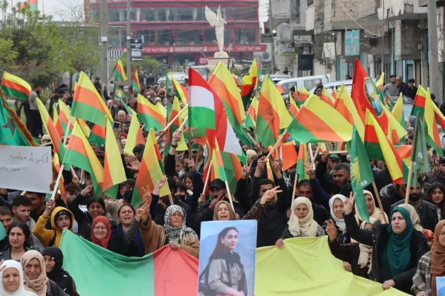 Li Kobanê meşa li dijî êrişan