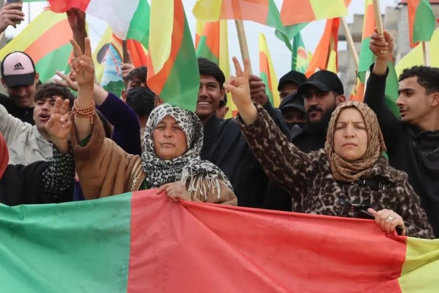 Li Kobanê meşa li dijî êrişan