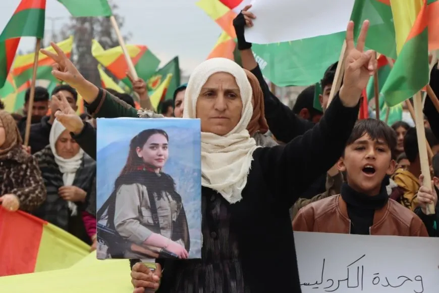 Li Kobanê meşa li dijî êrişan