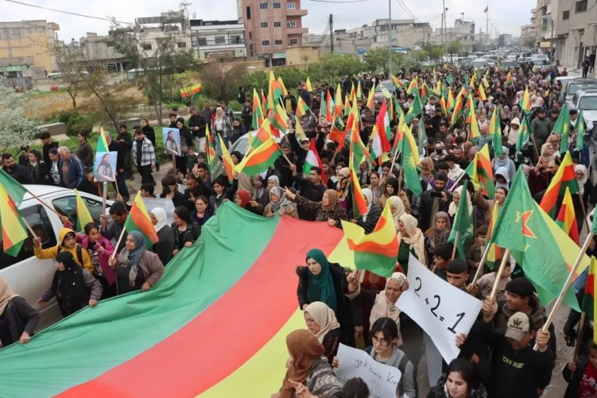 Li Kobanê meşa li dijî êrişan