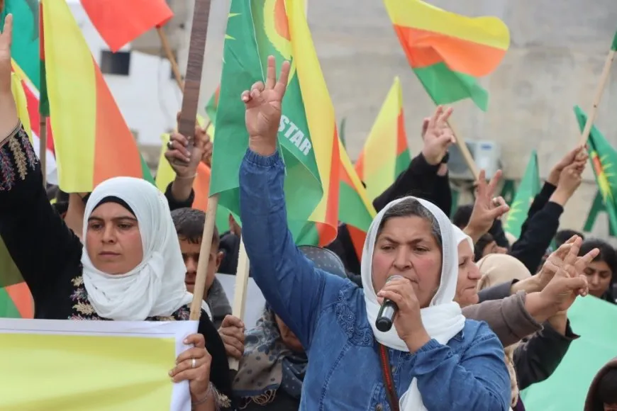 Li Kobanê meşa li dijî êrişan