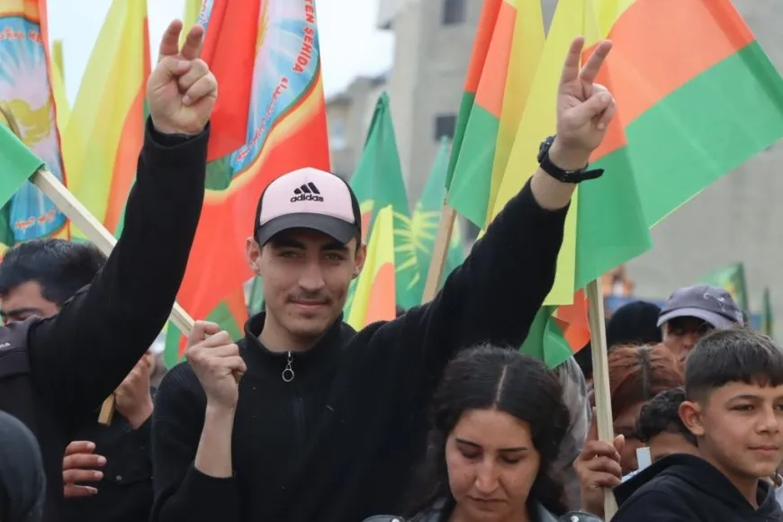 Li Kobanê meşa li dijî êrişan
