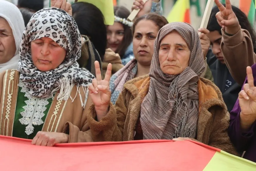 Li Kobanê meşa li dijî êrişan