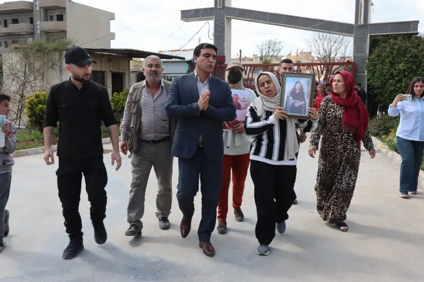 Malbatên dîlgirtiyan xwepêşandanek Ii dar xist