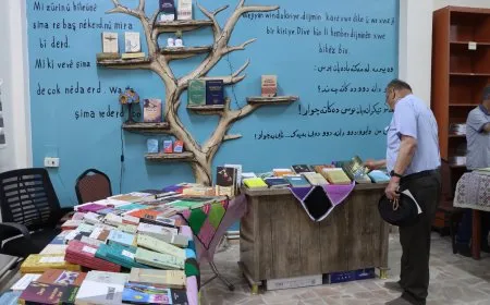 Bi boneya Cejna Zimanê Kurdî pêşangeheke pirtûkan hat vekirin