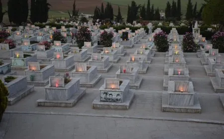 Bi boneya 15ˊê Gulanê mûm li ser gorên şehîdan hatin pêxistin