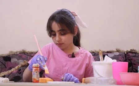 Naya ya 12 salî ji mûm û cebsînê hunerên bedew çêdike
