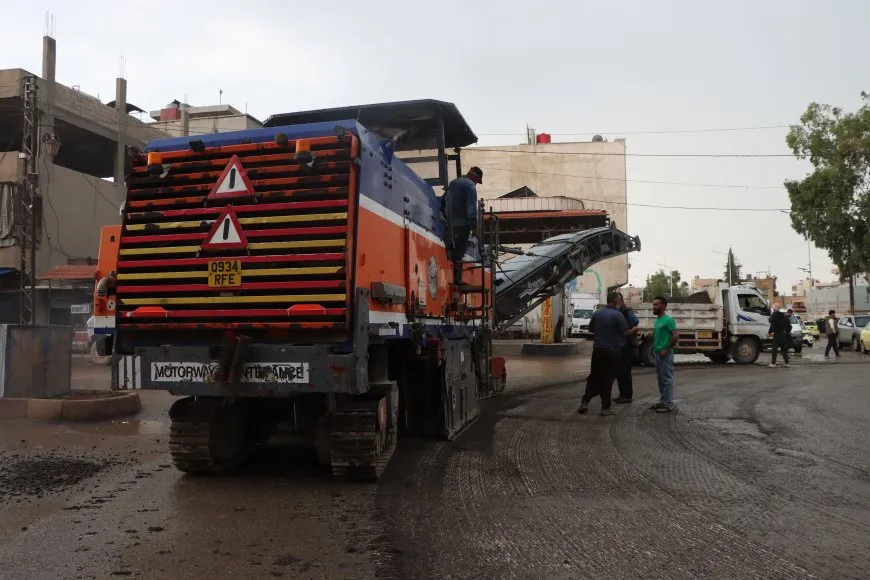 Şaredariya Qamişloyê dest bi ziftkirina rêyan kir