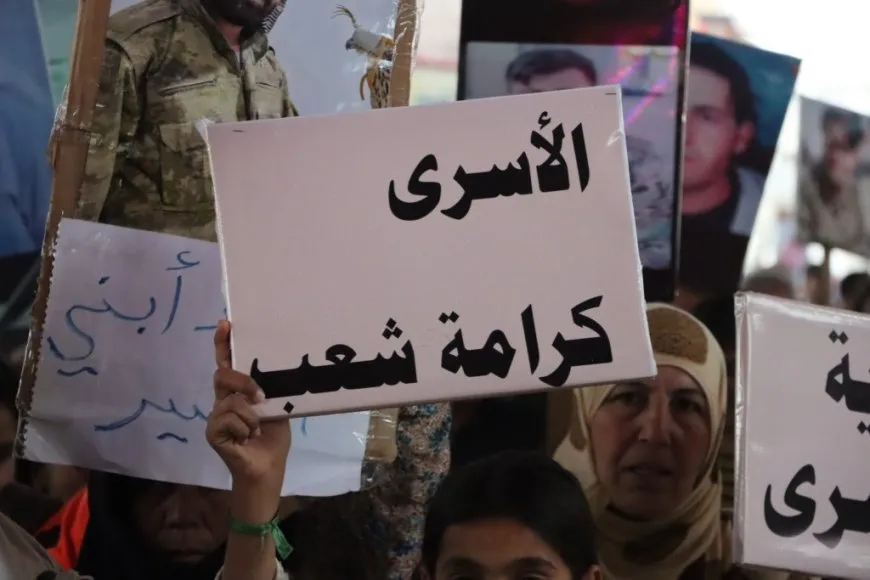 Malbatên dîlgirtiyan ji bo azadiya zarokên xwe meşiyan