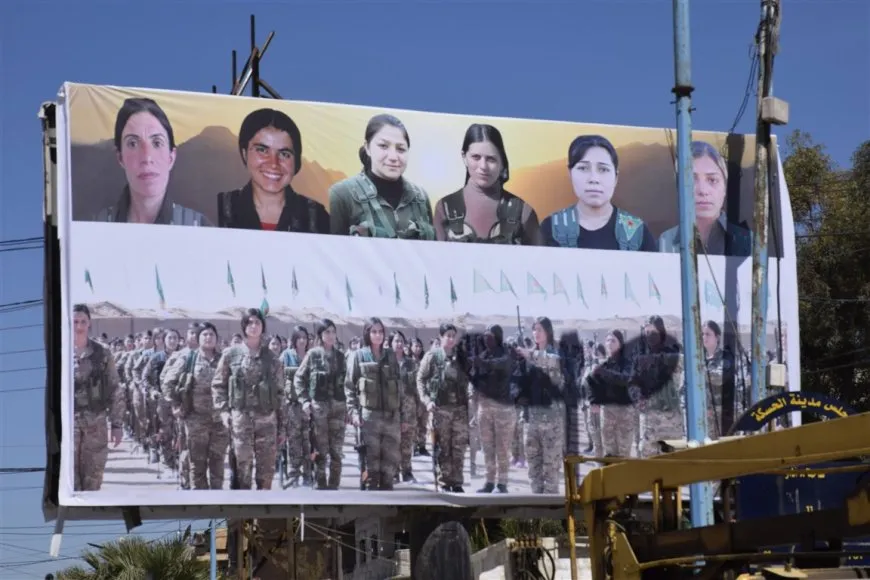 Wêneyên şehîdên YPJ'ê hatin daliqandin