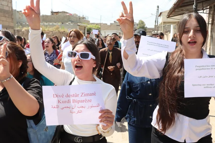 Xwendekarên Zanîngeha Rojava meşek ji bo zimanê Kurdî li dar xist