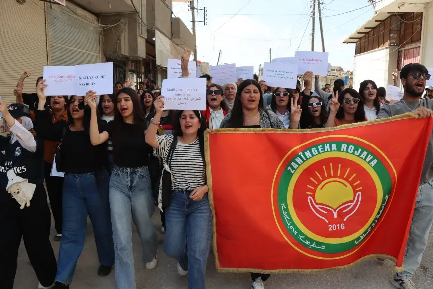 Xwendekarên Zanîngeha Rojava meşek ji bo zimanê Kurdî li dar xist