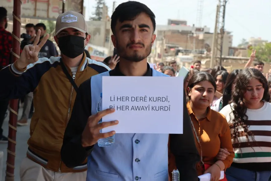 Xwendekarên Zanîngeha Rojava meşek ji bo zimanê Kurdî li dar xist