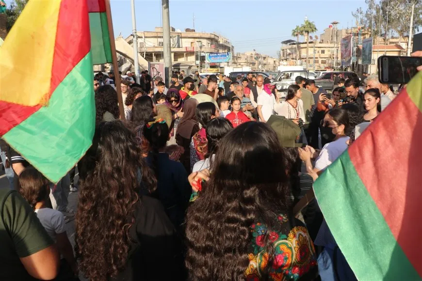 ˋDev ji biryara rakirina nivîsên bi Kurdî ji ser tabloyan berdinˊ