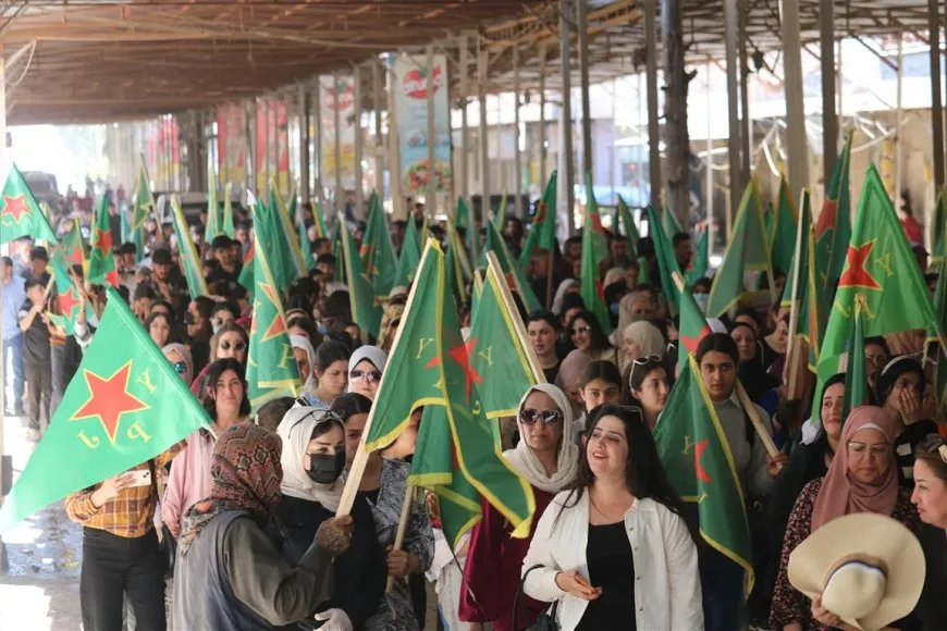Li Dirbêsiyê ji bo piştgiriya YPJ`ê meşa girseyî