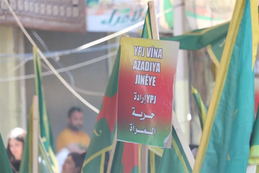 Li Dirbêsiyê ji bo piştgiriya YPJ`ê meşa girseyî