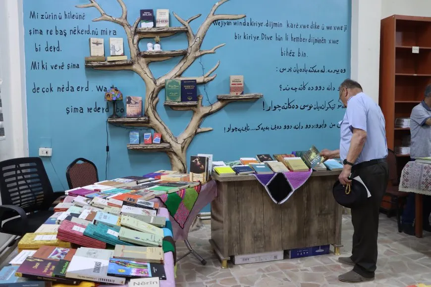 Bi boneya Cejna Zimanê Kurdî pêşangeheke pirtûkan hat vekirin