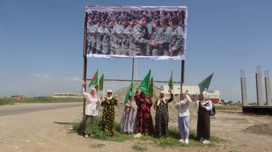 Li Çilaxayê wêneyên şervanên YPJ`ê hatin daliqandin
