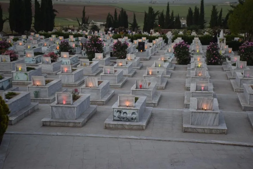 Bi boneya 15ˊê Gulanê mûm li ser gorên şehîdan hatin pêxistin