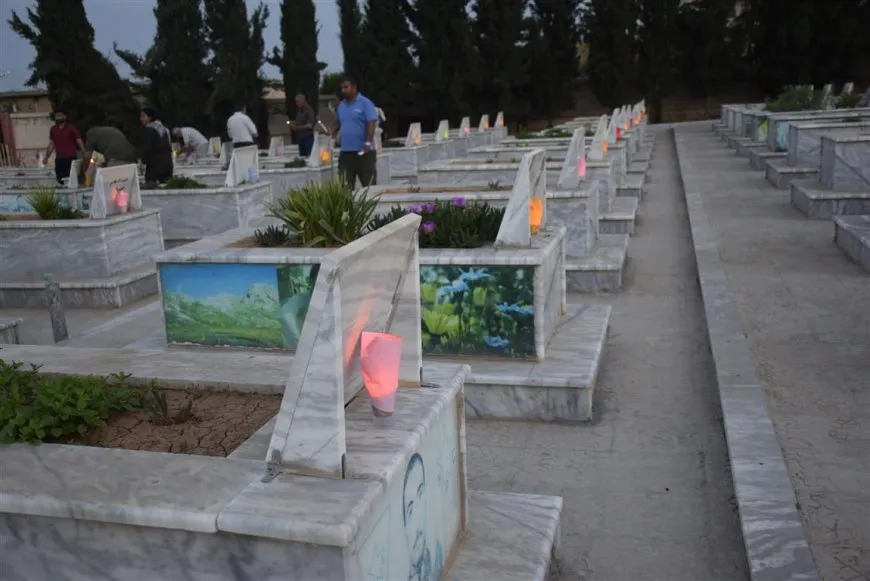 Bi boneya 15ˊê Gulanê mûm li ser gorên şehîdan hatin pêxistin