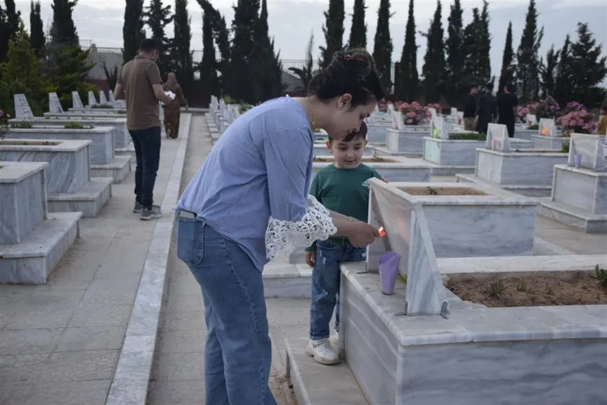 Bi boneya 15ˊê Gulanê mûm li ser gorên şehîdan hatin pêxistin