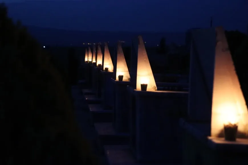 Bi boneya 15ˊê Gulanê mûm li ser gorên şehîdan hatin pêxistin