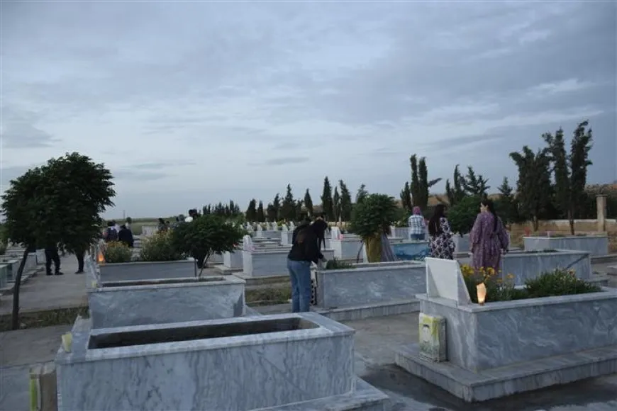 Bi boneya 15ˊê Gulanê mûm li ser gorên şehîdan hatin pêxistin