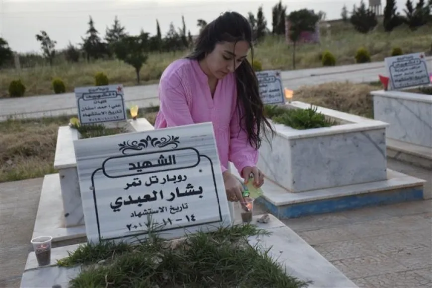 Bi boneya 15ˊê Gulanê mûm li ser gorên şehîdan hatin pêxistin