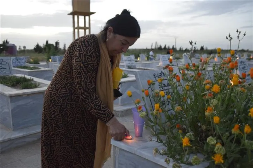 Bi boneya 15ˊê Gulanê mûm li ser gorên şehîdan hatin pêxistin