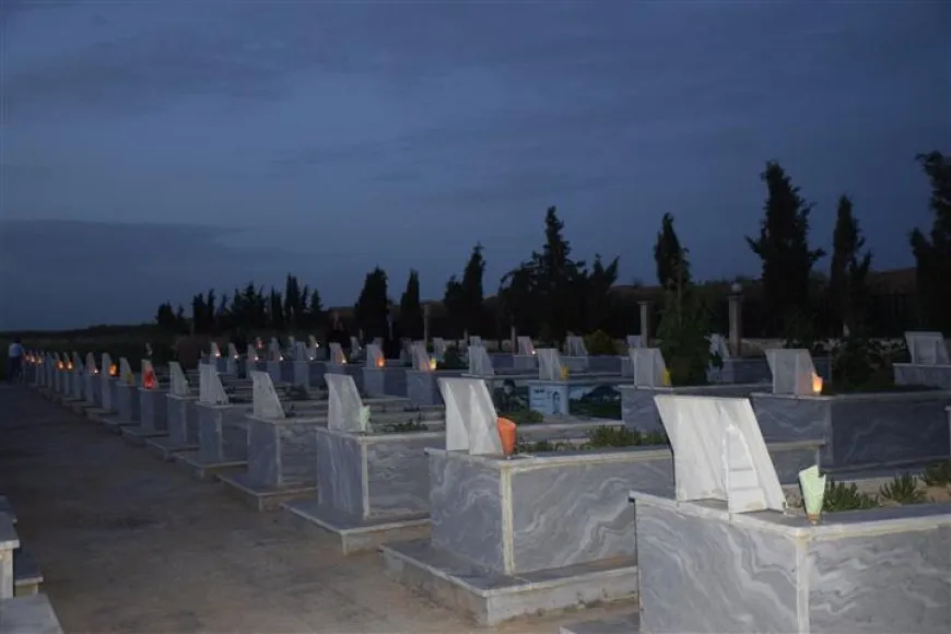 Bi boneya 15ˊê Gulanê mûm li ser gorên şehîdan hatin pêxistin